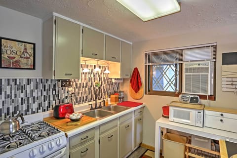 House (2 Bedrooms) | Private kitchen | Microwave, oven, stovetop, cookware/dishes/utensils