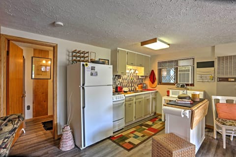 House (2 Bedrooms) | Private kitchen | Microwave, oven, stovetop, cookware/dishes/utensils