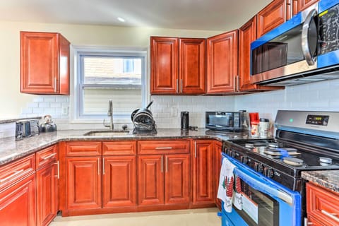 House (3 Bedrooms) | Private kitchen | Microwave, oven, stovetop, cookware/dishes/utensils