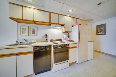 Apartment (0 Bedroom) | Private kitchen | Microwave, oven, stovetop, dishwasher