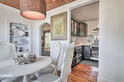 Cottage (2 Bedrooms) | Dining