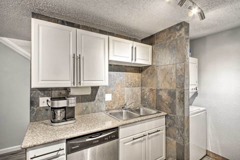 Apartment (2 Bedrooms) | Private kitchen | Microwave, oven, stovetop, dishwasher