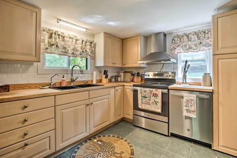 House (4 Bedrooms) | Private kitchen | Microwave, oven, stovetop, dishwasher