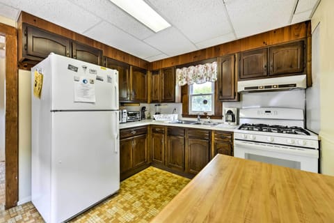 House (3 Bedrooms) | Private kitchen | Microwave, oven, stovetop, dishwasher