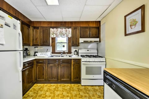 House (3 Bedrooms) | Private kitchen | Microwave, oven, stovetop, dishwasher