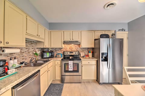 Apartment (2 Bedrooms) | Private kitchen | Microwave, oven, stovetop, dishwasher