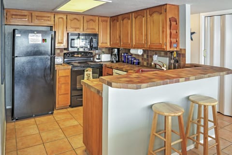 Apartment (1 Bedroom) | Private kitchen | Microwave, oven, stovetop, cookware/dishes/utensils