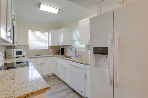 Apartment (0 Bedroom) | Private kitchen | Microwave, oven, stovetop, dishwasher