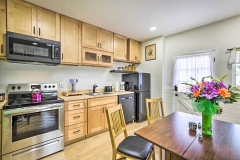 Apartment (0 Bedroom) | Private kitchen | Microwave, oven, stovetop, dishwasher