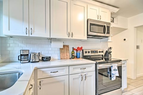 House (2 Bedrooms) | Private kitchen | Microwave, oven, stovetop, dishwasher