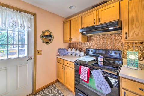 House (2 Bedrooms) | Private kitchen | Microwave, oven, stovetop, dishwasher