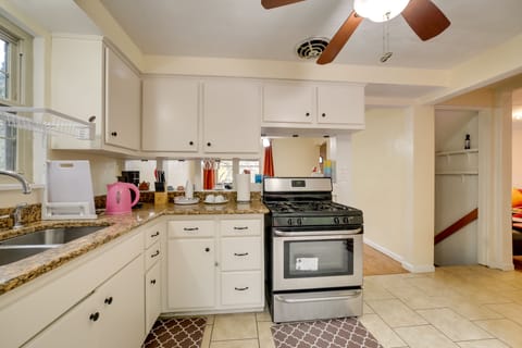 House (3 Bedrooms) | Private kitchen | Microwave, oven, stovetop, cookware/dishes/utensils