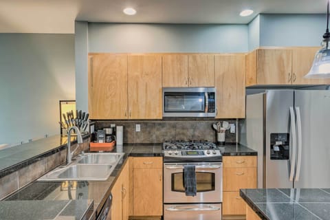 Apartment (2 Bedrooms) | Private kitchen | Microwave, oven, stovetop, dishwasher