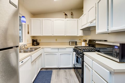 Cottage (2 Bedrooms) | Private kitchen | Microwave, oven, stovetop, dishwasher