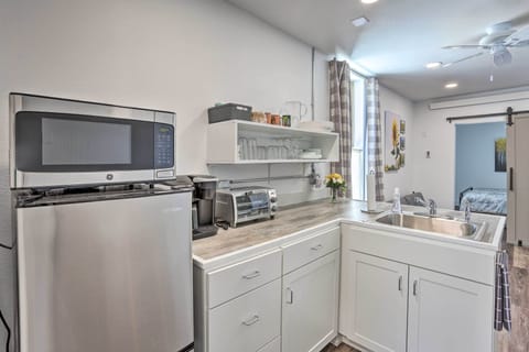 Apartment (1 Bedroom) | Private kitchen | Microwave, cookware/dishes/utensils, paper towels