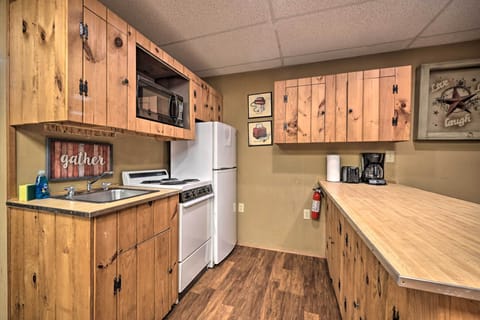 Apartment (2 Bedrooms) | Private kitchen | Paper towels