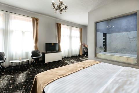 Deluxe Double Room | Minibar, desk, blackout drapes, soundproofing