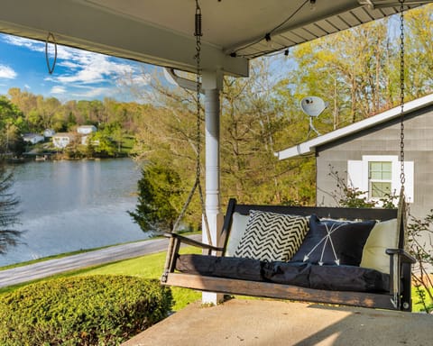 "The Kentucky Lakehouse" - Relax on the porch swing, soak in views, and unwind!✨