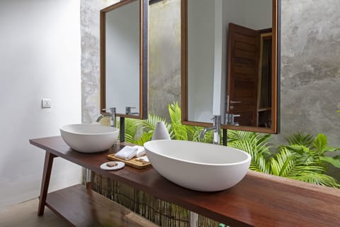 Family Villa | Bathroom | Separate tub and shower, deep soaking tub, rainfall showerhead
