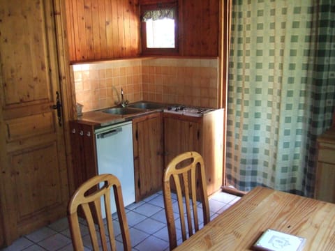 Family Bungalow | Private kitchen | Fridge, microwave, cookware/dishes/utensils, cleaning supplies