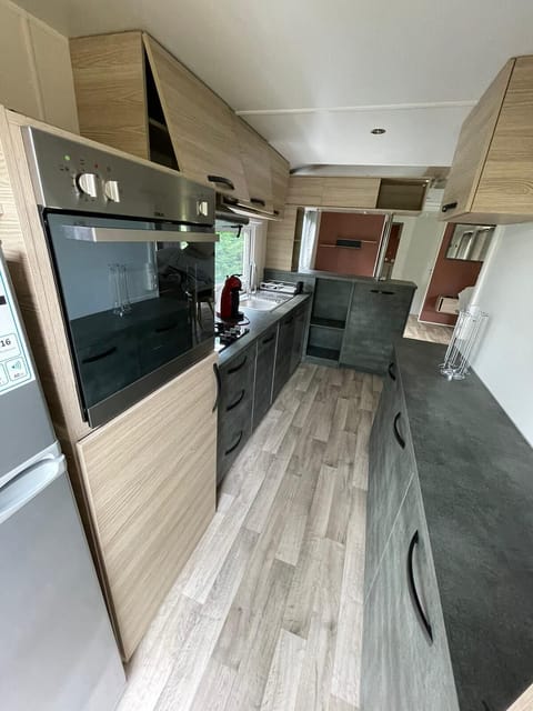 Premium Mobile Home | Private kitchen | Fridge, microwave, cookware/dishes/utensils, cleaning supplies