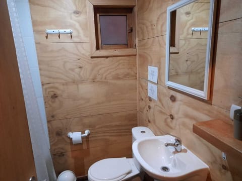 Economy Quadruple Room | Bathroom