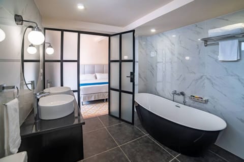 Exclusive Suite | Bathroom | Hair dryer, towels, soap, shampoo