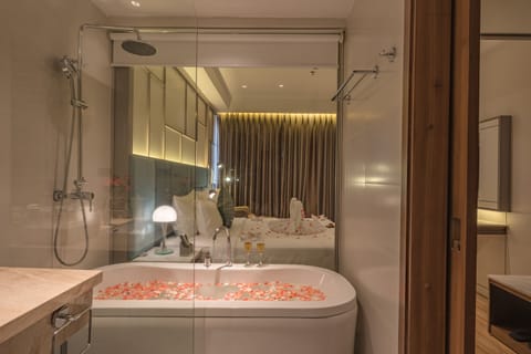 Signature Room | Bathroom | Free toiletries, hair dryer, bathrobes, slippers