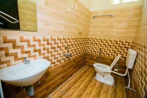 Room, Mixed Dorm, Garden View | Bathroom | Shower, towels, soap, shampoo