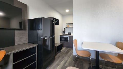 Deluxe Room, 1 Queen Bed, Non Smoking, Kitchenette | Private kitchenette | Full-size fridge, microwave, stovetop, coffee/tea maker