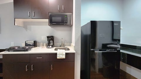 Full-size fridge, microwave, stovetop, coffee/tea maker