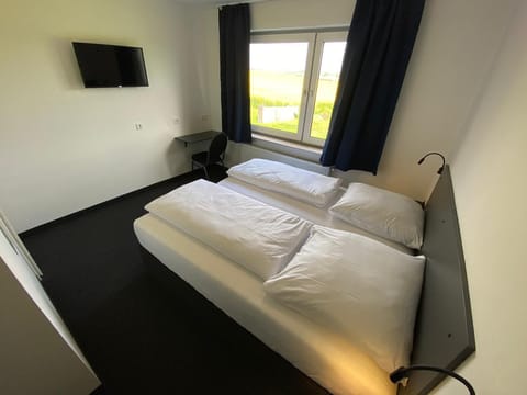 Double Room | Desk, laptop workspace, free WiFi, bed sheets