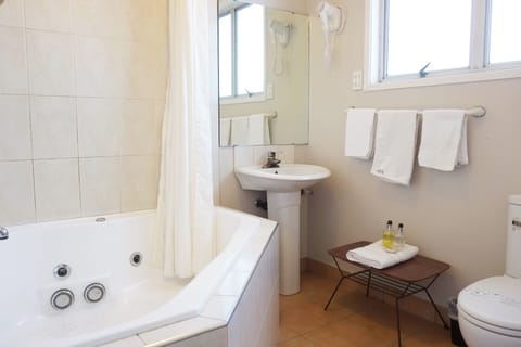 Studio With Spa Bath (2Q) | Bathroom | Shower, free toiletries, hair dryer, towels