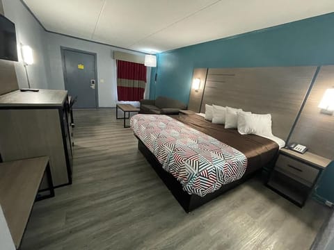 Comfort Single Room, 1 King Bed | Bathroom | Rainfall showerhead, free toiletries, towels