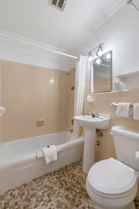 Standard Room | Bathroom | Combined shower/tub, hair dryer, towels