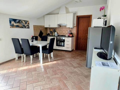 Soggiorno con angolo cottura attrezzato e tavolo da pranzo, Netflix e internet super veloce compresi nel prezzo 