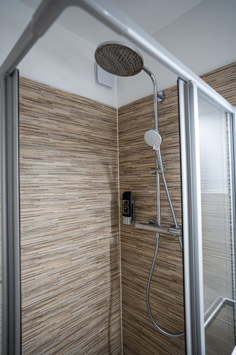 Standard Double Room | Bathroom | Shower, rainfall showerhead, hair dryer, towels