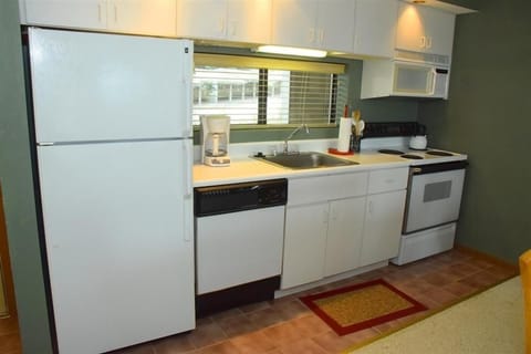 Condo, 3 Bedrooms | Private kitchen | Fridge, oven, coffee/tea maker, toaster