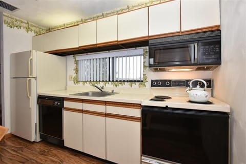 Condo, 3 Bedrooms | Private kitchen | Fridge, oven, coffee/tea maker, toaster