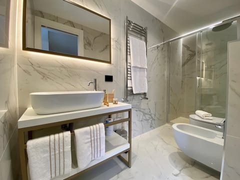 Junior Suite | Bathroom | Shower, free toiletries, hair dryer, bidet