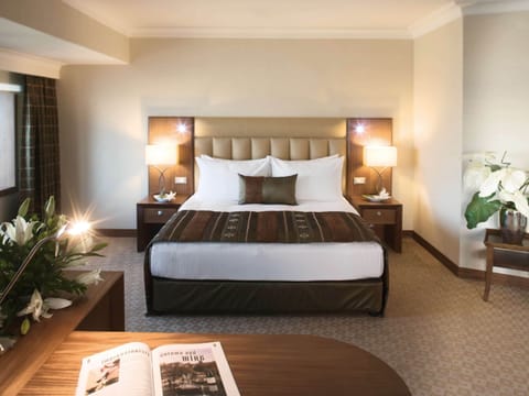 Superior Room, 1 King Bed | Minibar, in-room safe, desk, laptop workspace