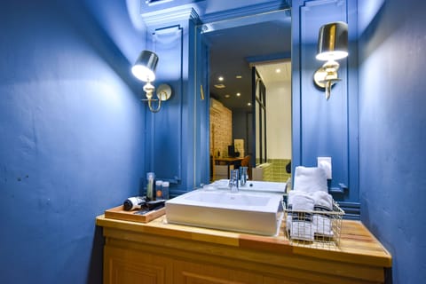 Deluxe Room | Bathroom sink