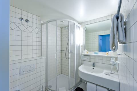 Combined shower/tub, free toiletries, hair dryer, towels