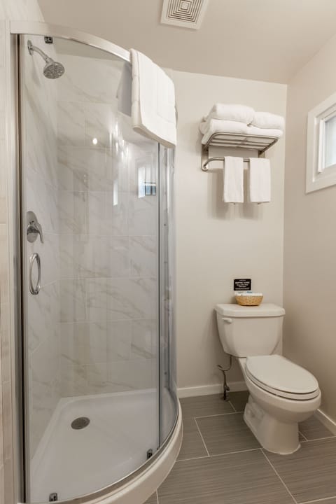 Room, 1 Queen Bed, Kitchenette | Bathroom | Free toiletries, hair dryer, towels