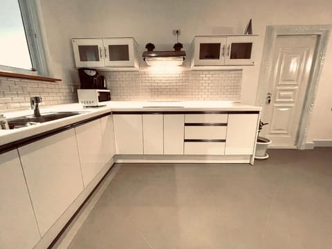 Villa | Private kitchen | Full-size fridge, microwave, stovetop, electric kettle