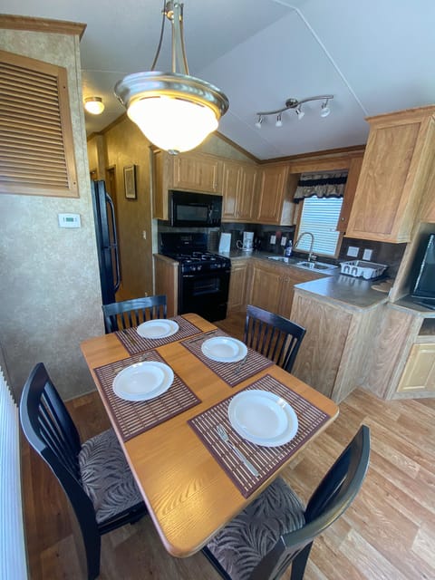 Family Cottage, 2 Bedrooms | Dining room