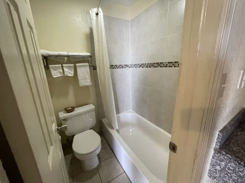Standard Triple Room, 3 Twin Beds, Smoking | Bathroom | Bathtub, towels, soap, shampoo
