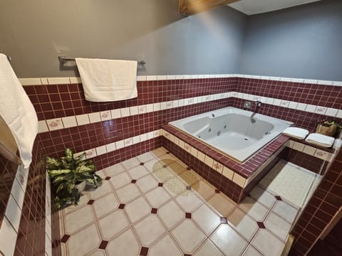Traditional Studio Suite | Jetted tub