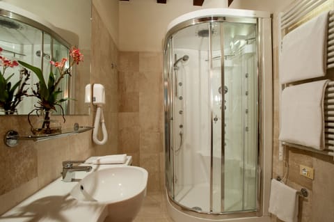 Deluxe Double Room | Bathroom | Hydromassage showerhead, free toiletries, hair dryer, slippers