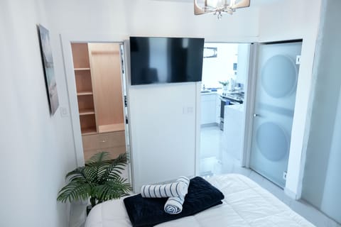 Luxury Room, 1 Queen Bed | Free WiFi, bed sheets